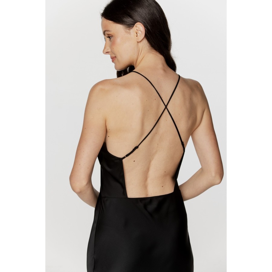 Camisón largo negro con espalda al descubierto vista posterior